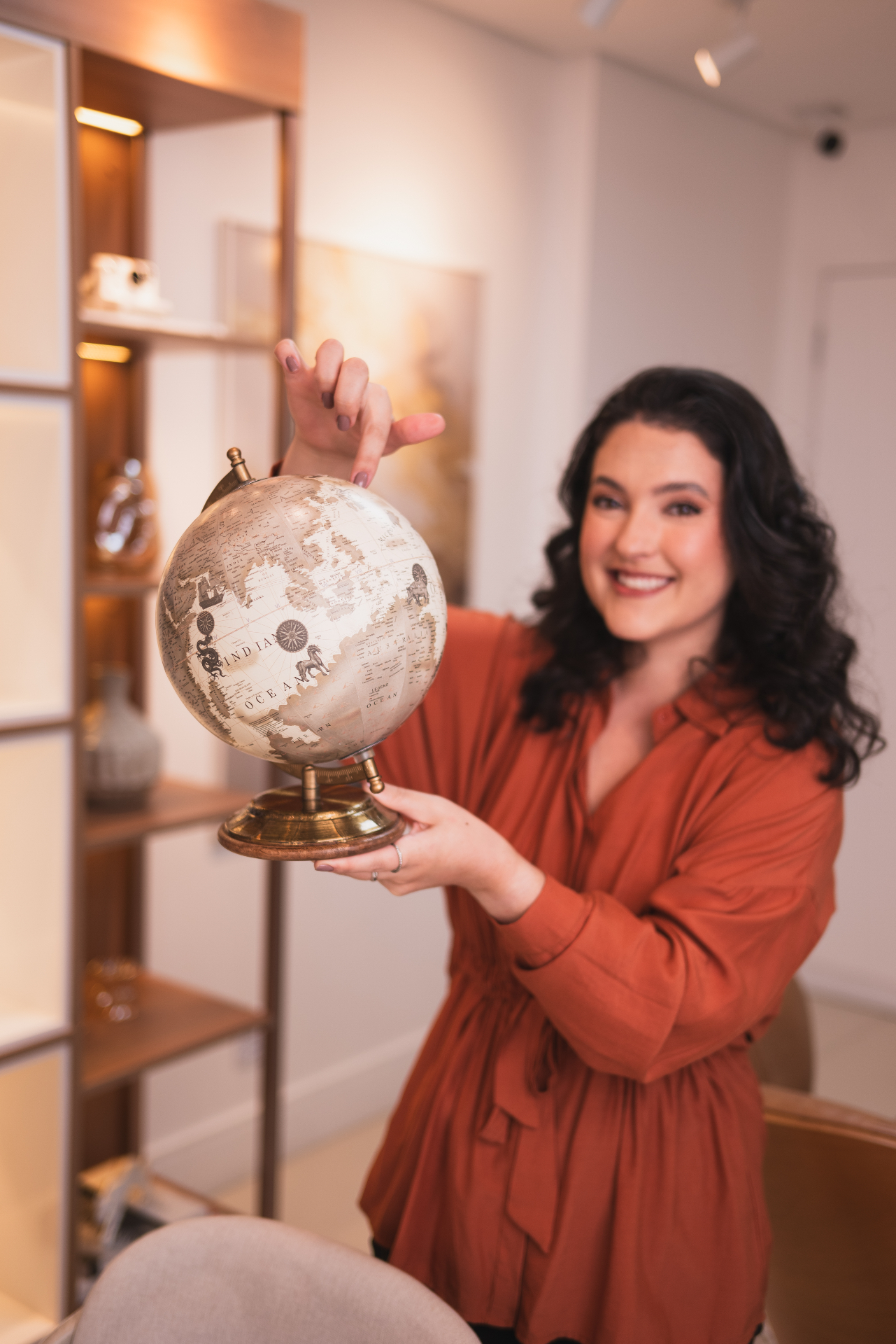 Ana Paula Lopes segurando um globo — atendimento para brasileiros no exterior